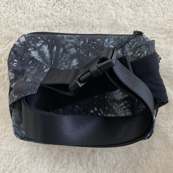 ❤️ Lululemon Clean Lines Belt Bag Lululemon Graphic Black Grey NWOT - Picture 8 of 13